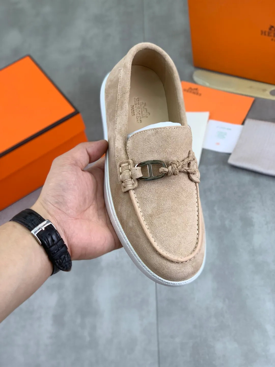 Factory price P600, new model, top version, original order, Hermes men's Drift Sneaker, new summer casual sports shoes, original purchase, development, production, H family men's classic series, technical breathable fabrics with cowhide, casual sports shoes, casual sports dad shoes, combined with high-tech breathable materials and cowhide, H family exclusive button decoration on the side. The outsole is full of H italic design and bright colors to show vitality and continue the brand design inspiration. Stroll around the city lightly and feel free and comfortable. Delivered in exquisite packaging🛍📦 ▪️Fabric: original customized breathable material + first layer of frosted cowhide ▪️Inner: cowhide feet ▪️Outsole: molded and evacuated PU+TPU material ▪️Size: 35-45 Multiple colors available Premium packaging